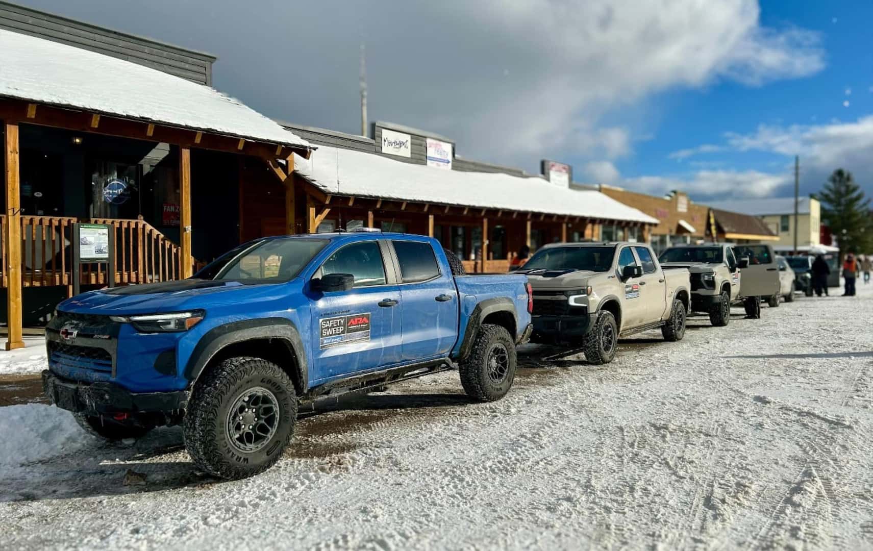 Chevrolet Colorado ZR2 line up at SnoDrift
