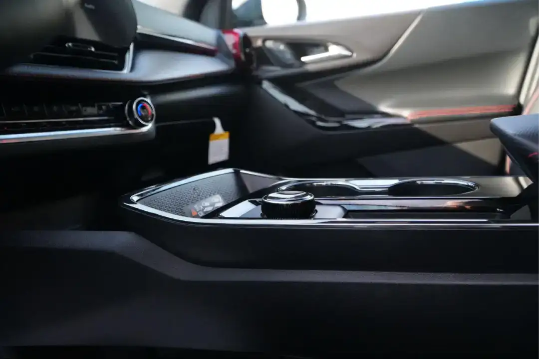 equinox-rs-sport-package-inside