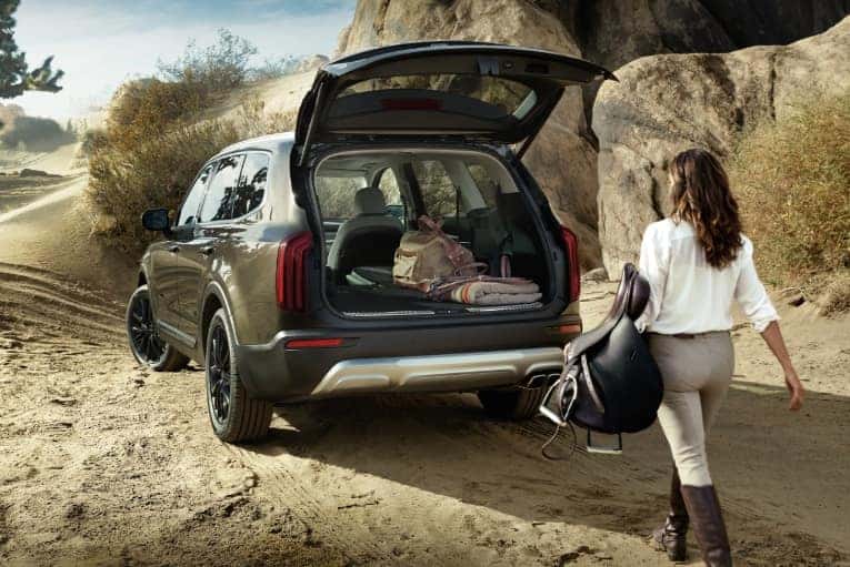 2022 Kia Telluride hands free tailgate in the mountains