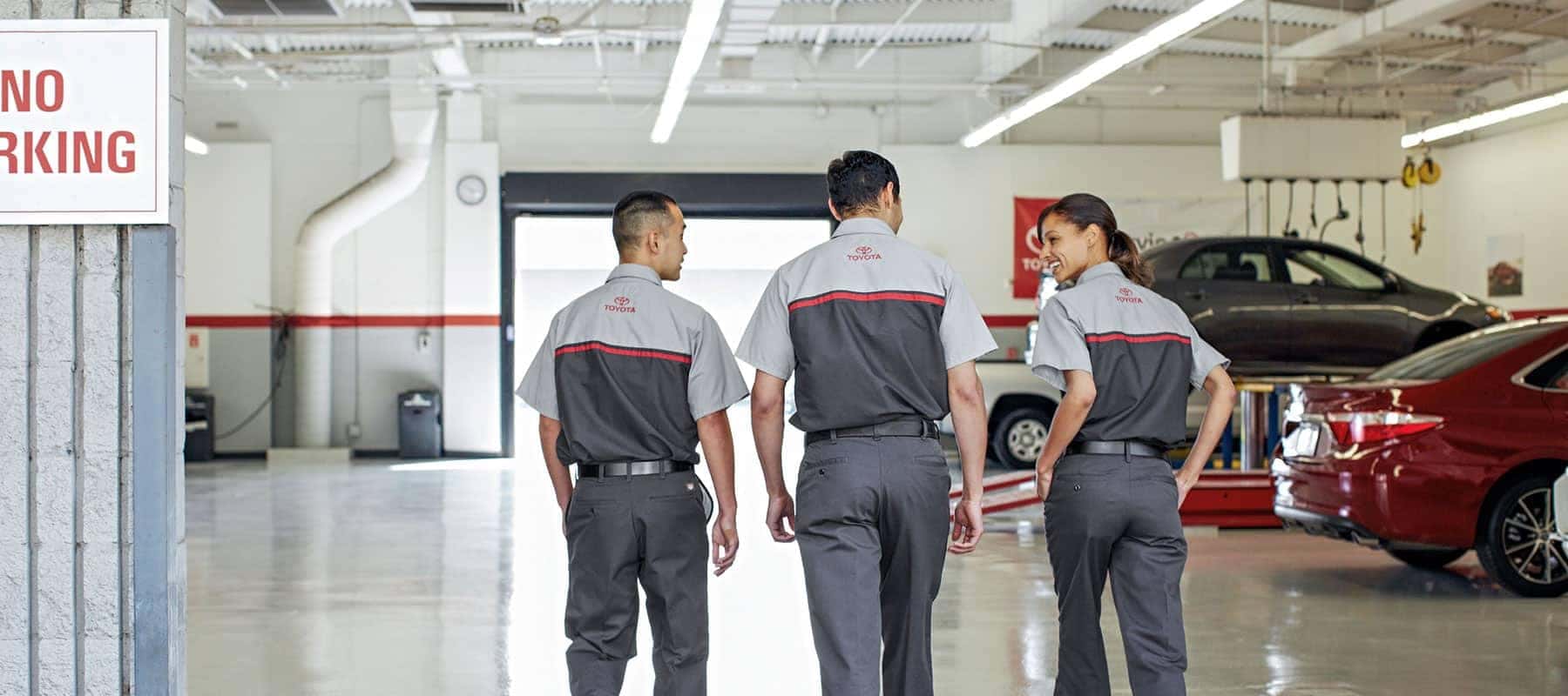 Beaver Toyota service technicians