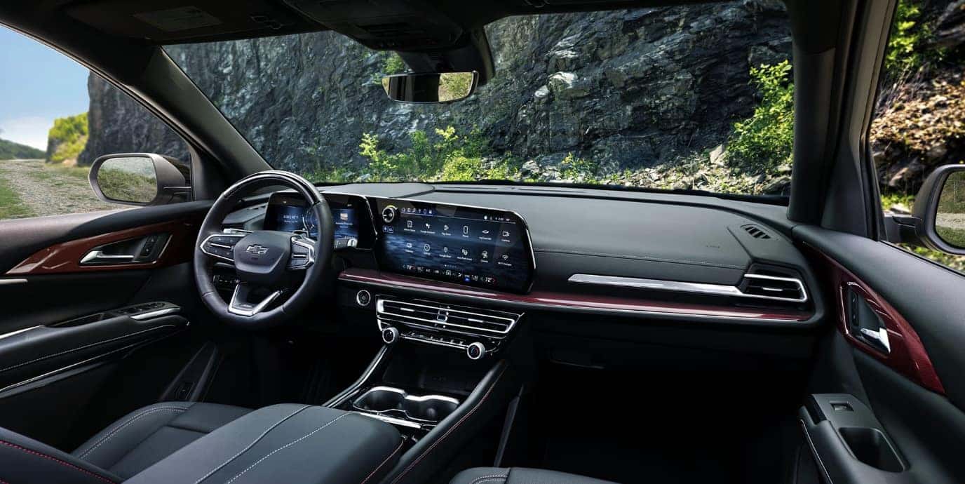 Front dashboard of 2026 Chevy Traverse near Galloway, OH