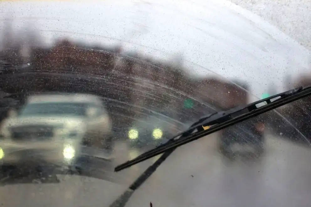 Streaky window because of the windshield wiper 
