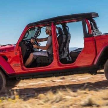 2020-Jeep-Gladiator-Driving-Offroad