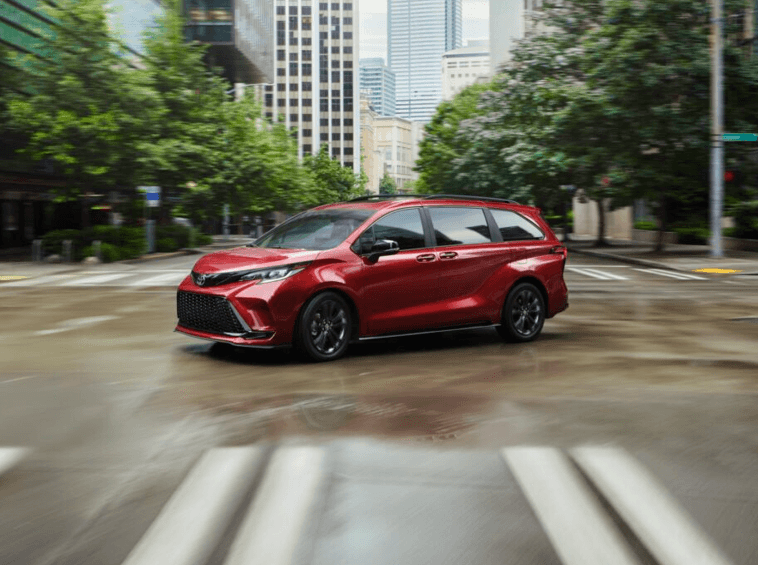 The-2026-Toyota-Sienna-Sideshot-Blur
