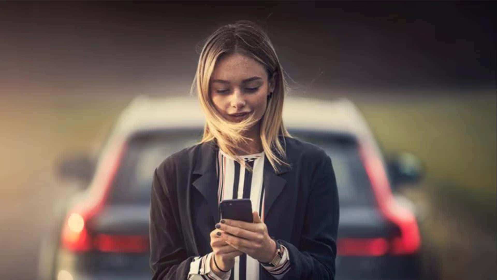 pretty woman scheduling towing service with Tate Branch