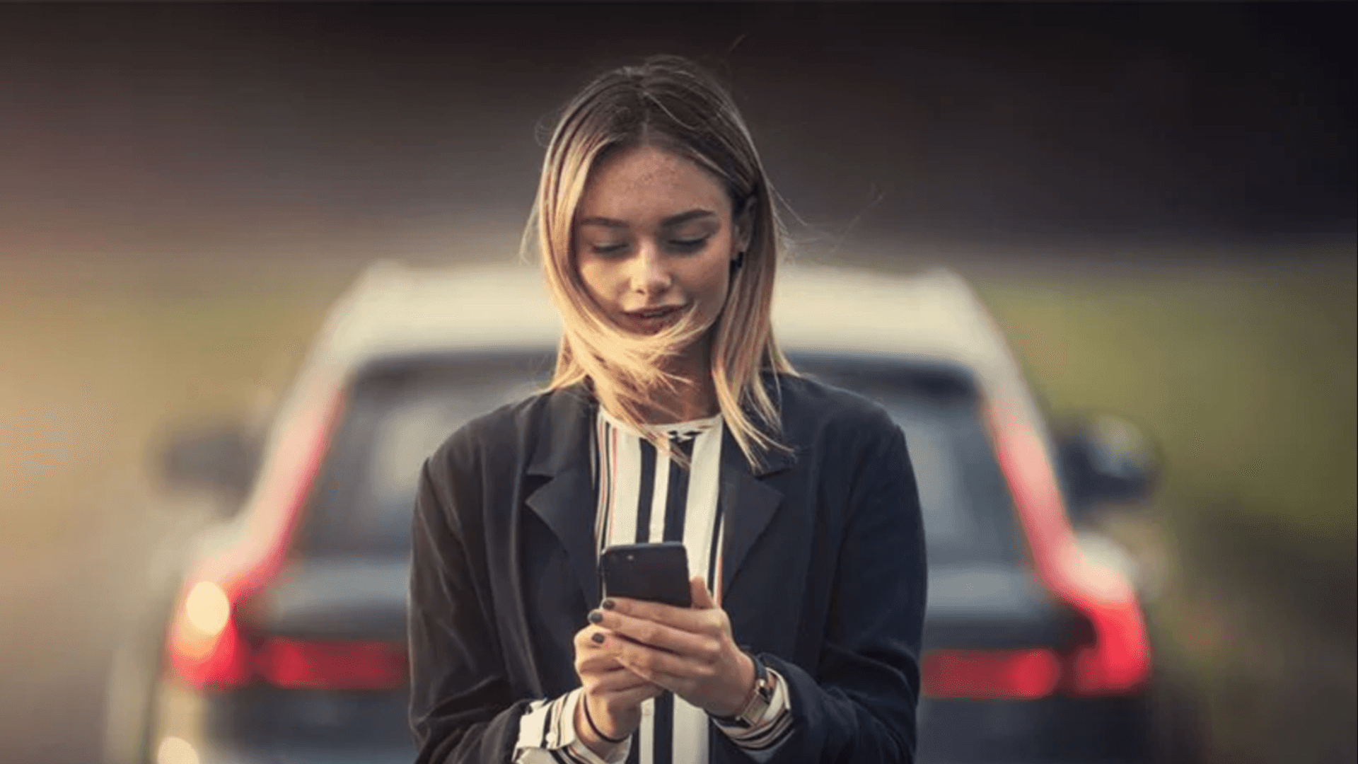 pretty woman scheduling towing service with Tate Branch Hobbs