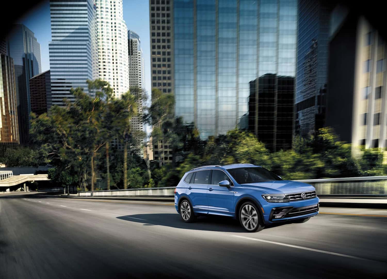 volkswagen tiguan - desert scenery - xoio